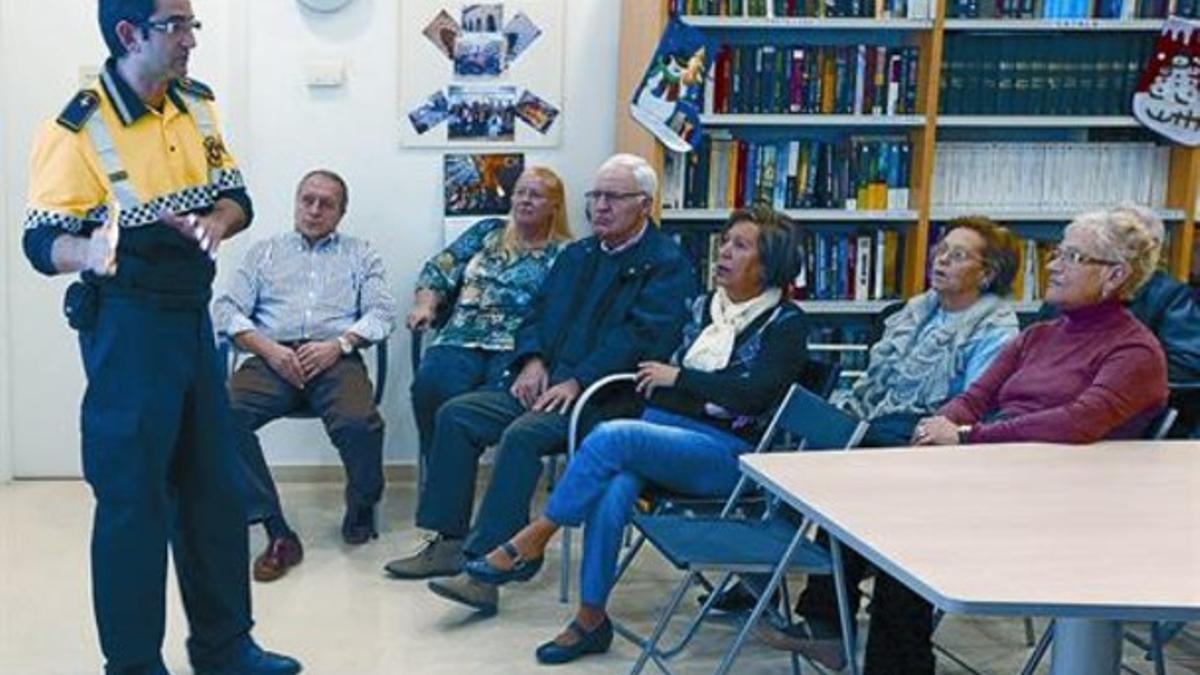 Sesión informativa 8 Un guardia urbano da su charla en la sesión del Casal de Gent Gran del Parc-Sandaru.