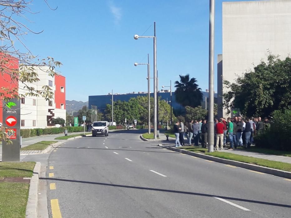 Eran las 12.00 horas cuando muchos de los trabajadores del Parque Tecnológico de Andalucía (PTA) han salido a las puertas de las empresas donde trabajan para exigir soluciones a los problemas de movilidad que presenta el parque, pues la aglutinación del tráfico en los accesos y la falta de aparcamiento les supone una dificultad diaria.