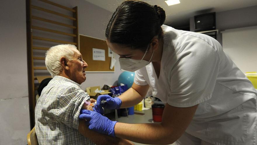 Más de 6.400 mayores de 80 años están citados para la vacuna de gripe y Covid