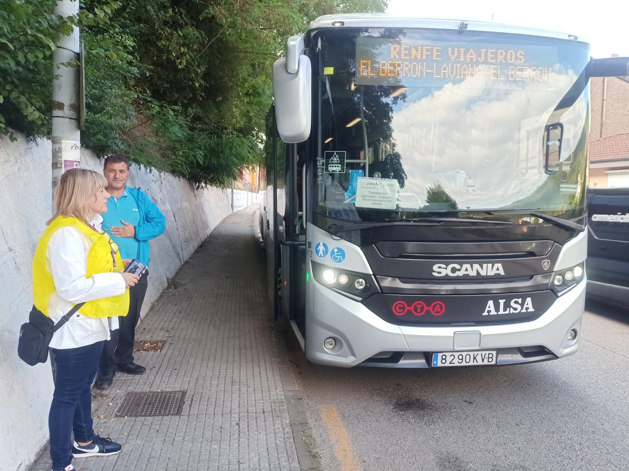 Primer día del transbordo por carretera  por el corte de la vía Gijón-Laviana