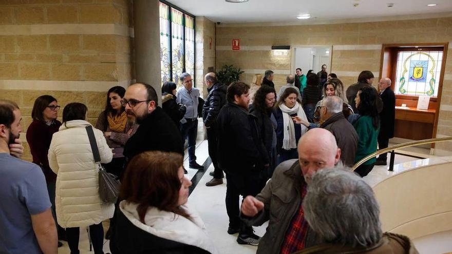 Amigos de René de Coupaud, ayer, en el velatorio en Cabueñes.