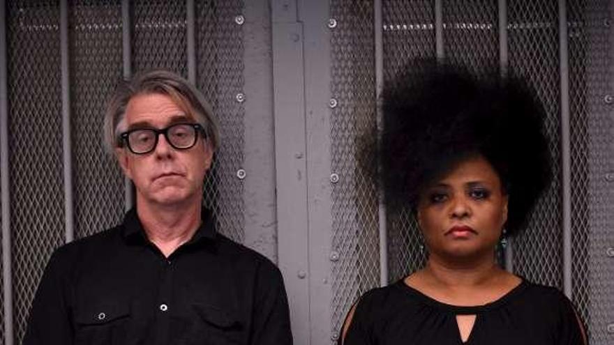 Bob Vennum y Lisa Kekaula, integrantes de The Bellrays.