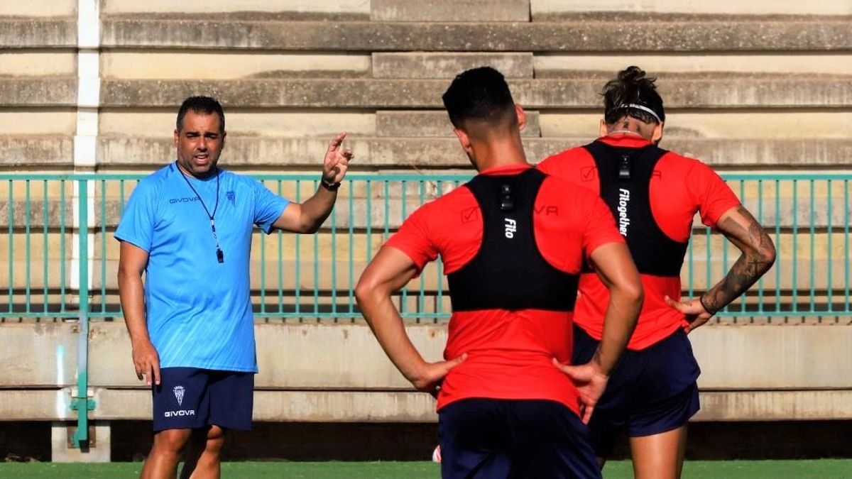Germán Crespo da indicaciones a Kike Márquez y Gudelj durante una sesión de entrenamiento.