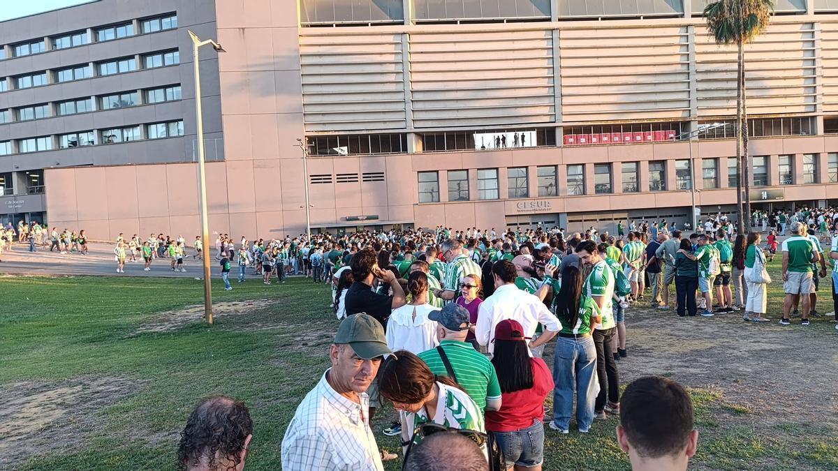 Colas que se formaron en Gol Sur debido al fallo informático que impedía el acceso a los aficionados del Betis