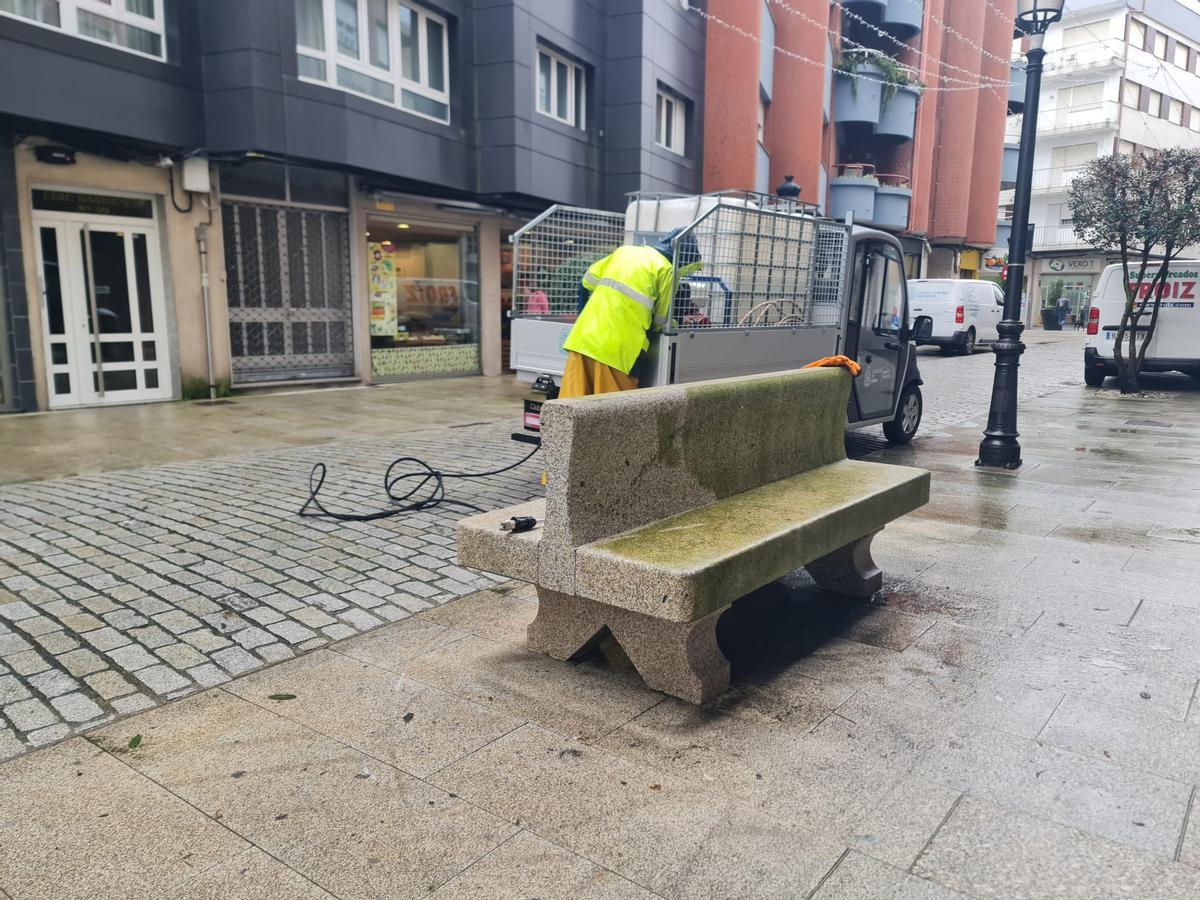 Operarios municipais limpando os bancos da capital boirense.