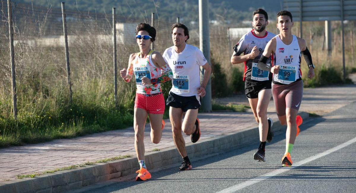 Maria Pallicer encabezando un grupo de atletas durantela carrera celebrada a lo largo de la jornada de ayer. VICENT MARÍ