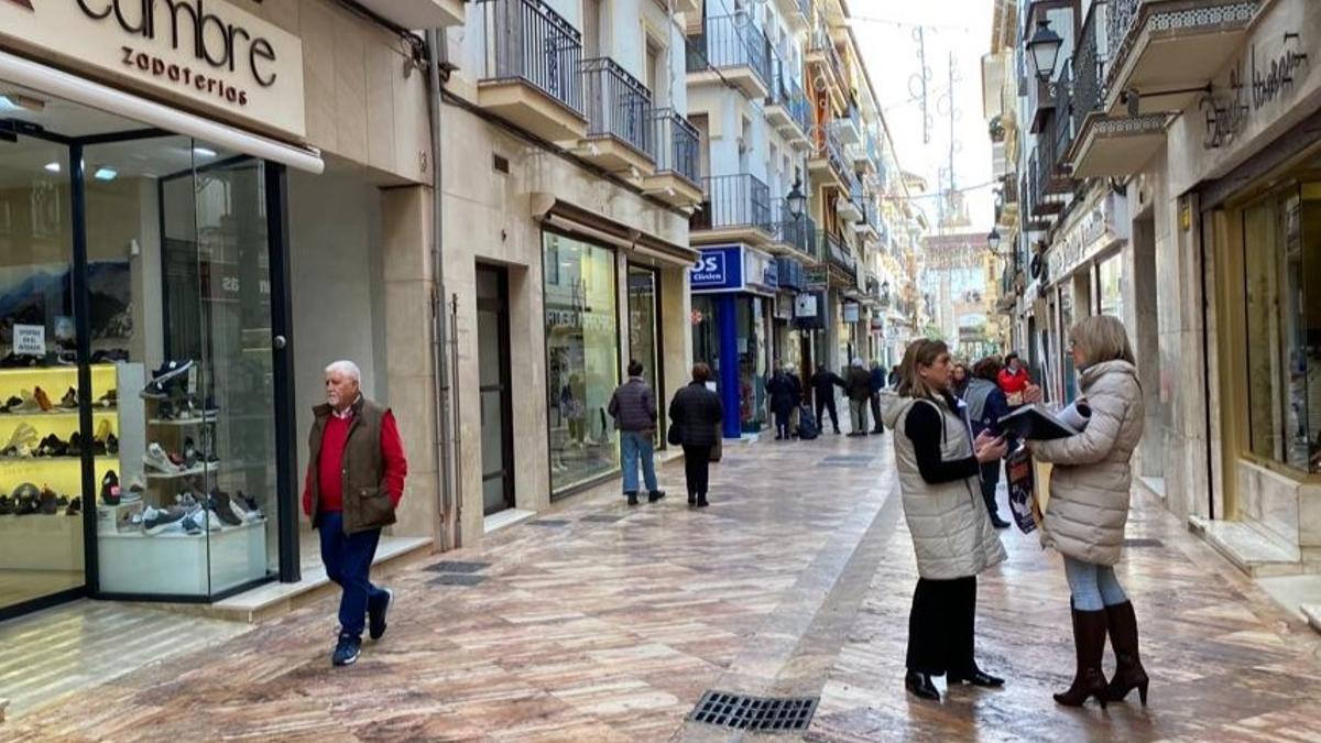 Una calle comercial de Antequera.