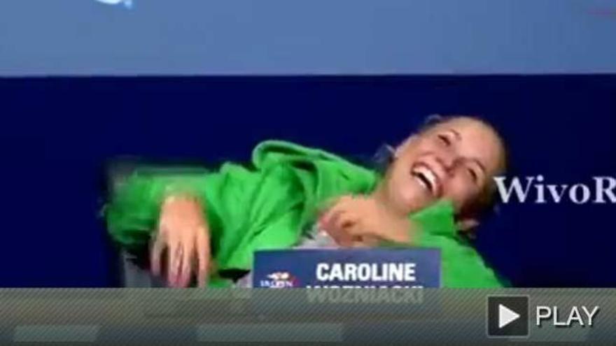Caroline Wozniacki imita los calambres de Rafa Nadal