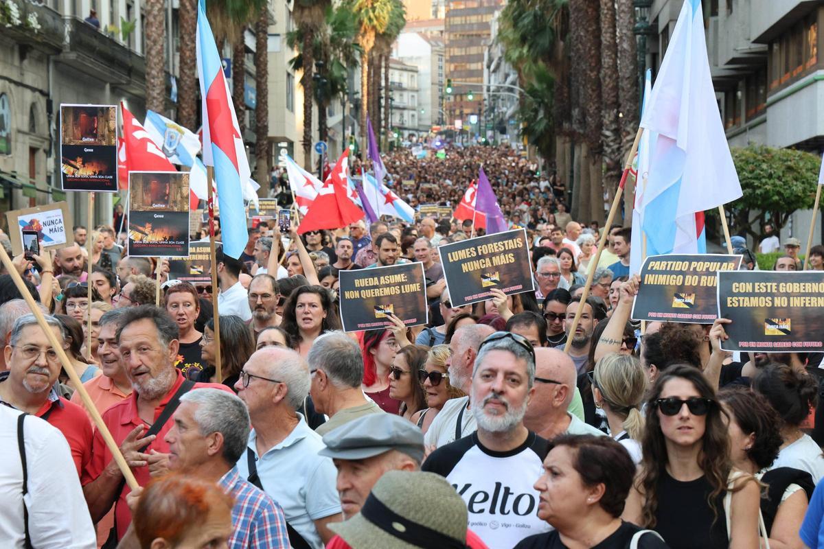Cientos de personas salen a la calle en Vigo a protestar por la gestión de los incendios... bajo la ceniza