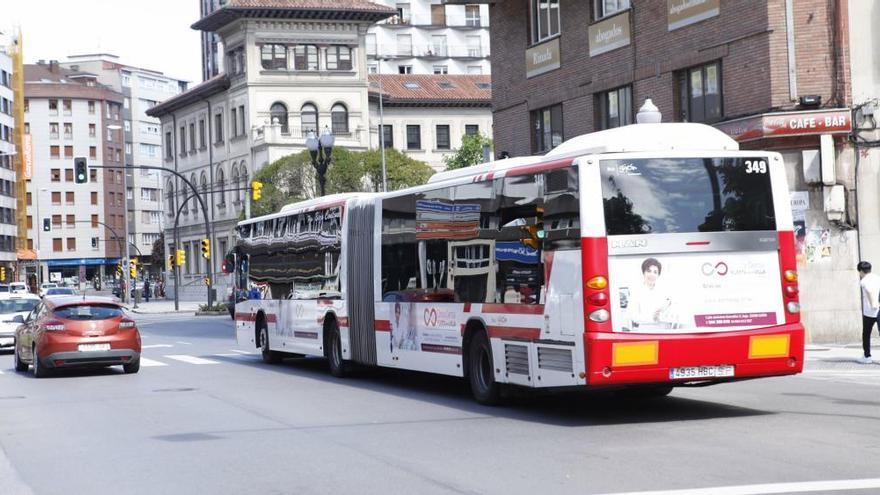 Un autobús de Emtusa en Gijón.