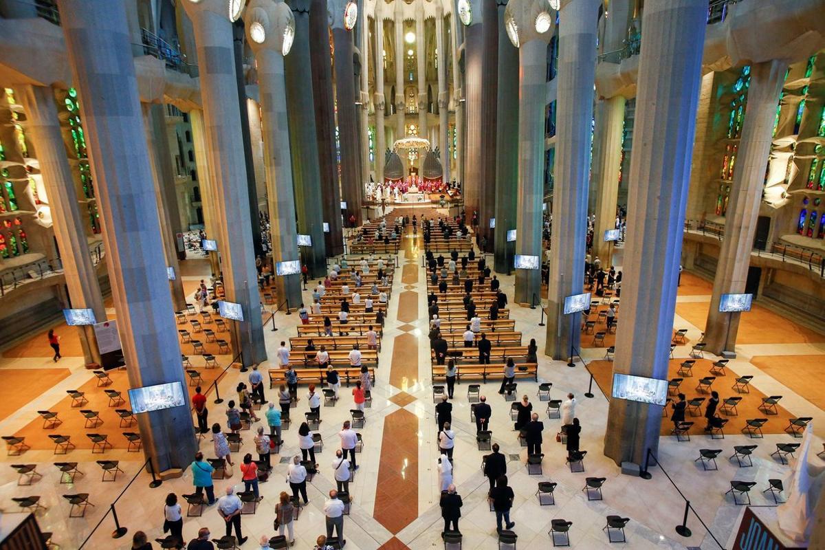 GRAF5156. BARCELONA, 26/07/2020.- Un momento de la celebración en la Sagrada Familia de una misa por los difuntos durante la pandemia que no han podido recibir la despedida que merecen, a pesar de que el Procicat no dio la autorización al acto por superar las diez personas previstas para ceremonias religiosas. EFE/Quique García. GRAF5156. BARCELONA, 26/07/2020.- Un momento de la celebración en la Sagrada Familia de una misa por los difuntos durante la pandemia que no han podido recibir la despedida que merecen, a pesar de que el Procicat no dio la autorización al acto por superar las diez personas previstas para ceremonias religiosas. EFE/Quique García.
