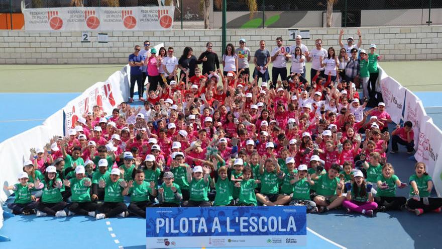 Foto de família dels participants a la Trobada Santa Pola.