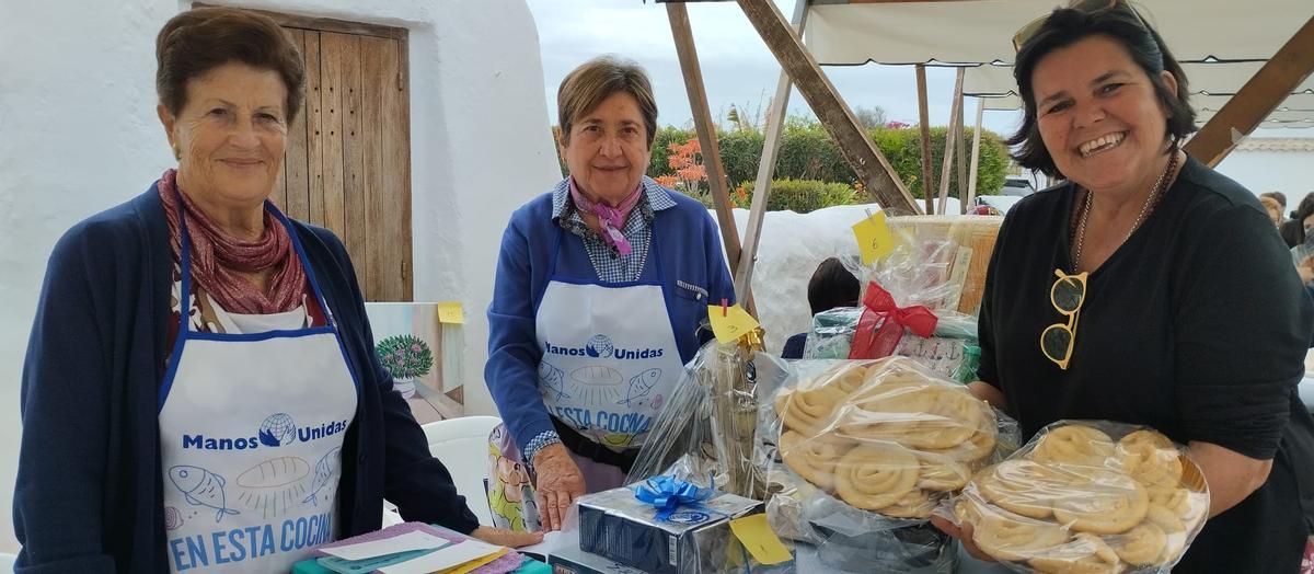 Voluntarias en una comida solidaria de Manos Unidas en las Fiestas de Sant Jordi