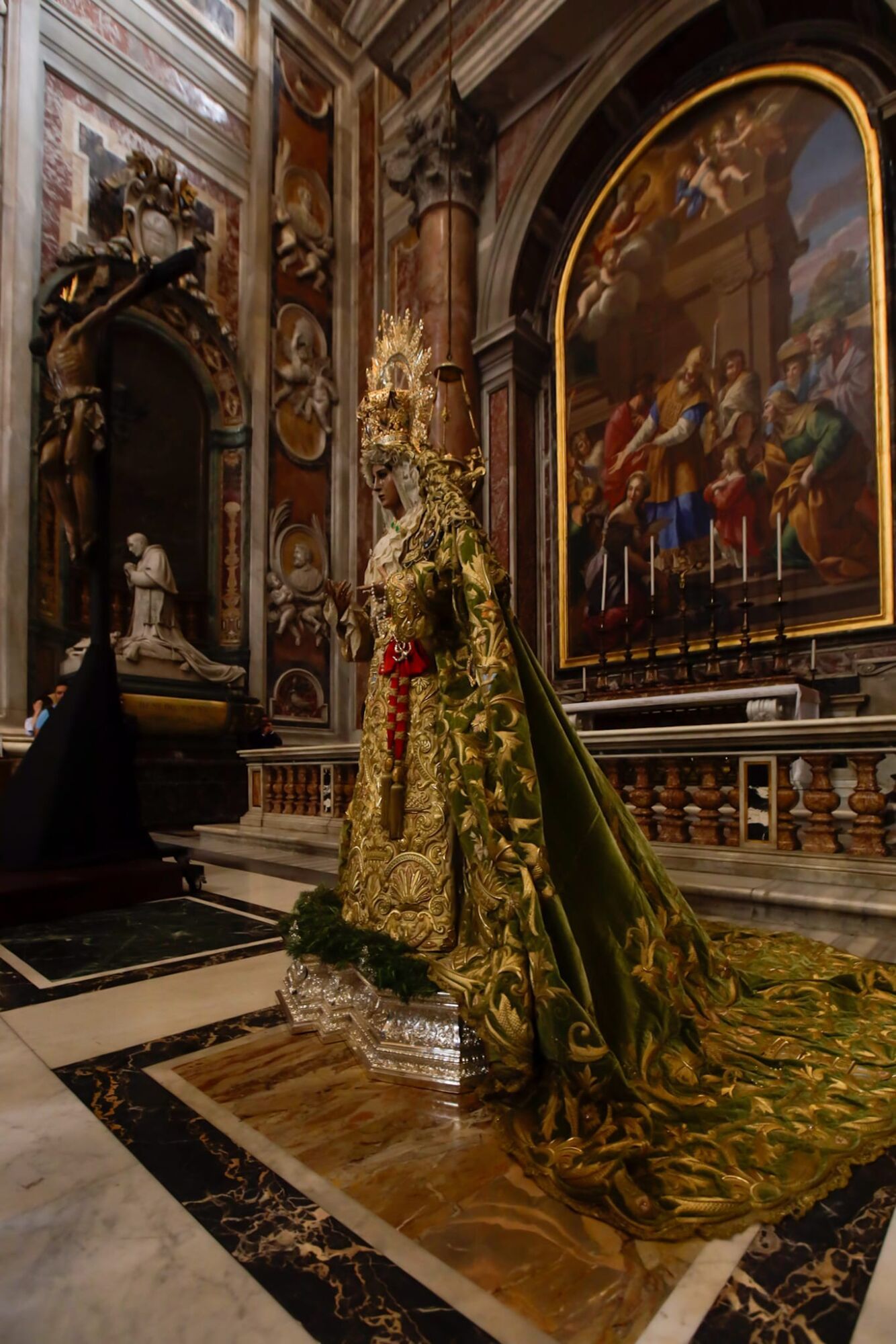 La Virgen de la Esperanza y el Cristo de la Expiración (El Cachorro), de Sevilla, están expuestos al culto en la Basílica de San Pedro