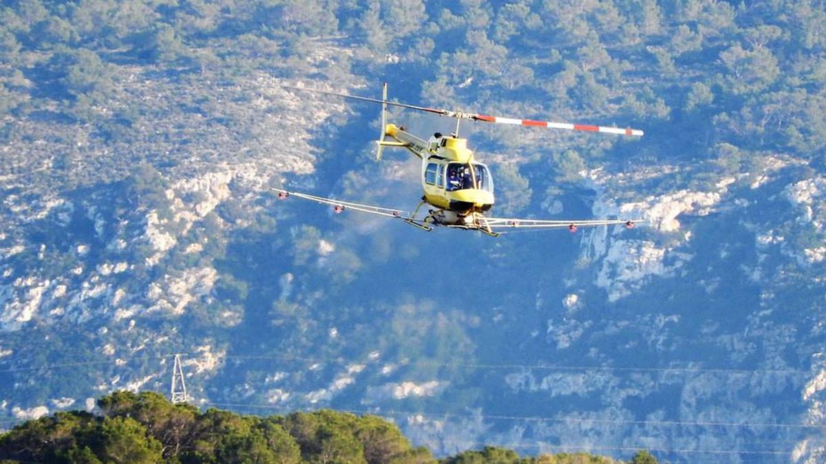 Un helicóptero fumiga en Formentera, en 2019. | C.C.