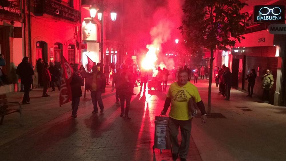 Multitudinaria marcha de "Alcoa no se cierra" en Avilés