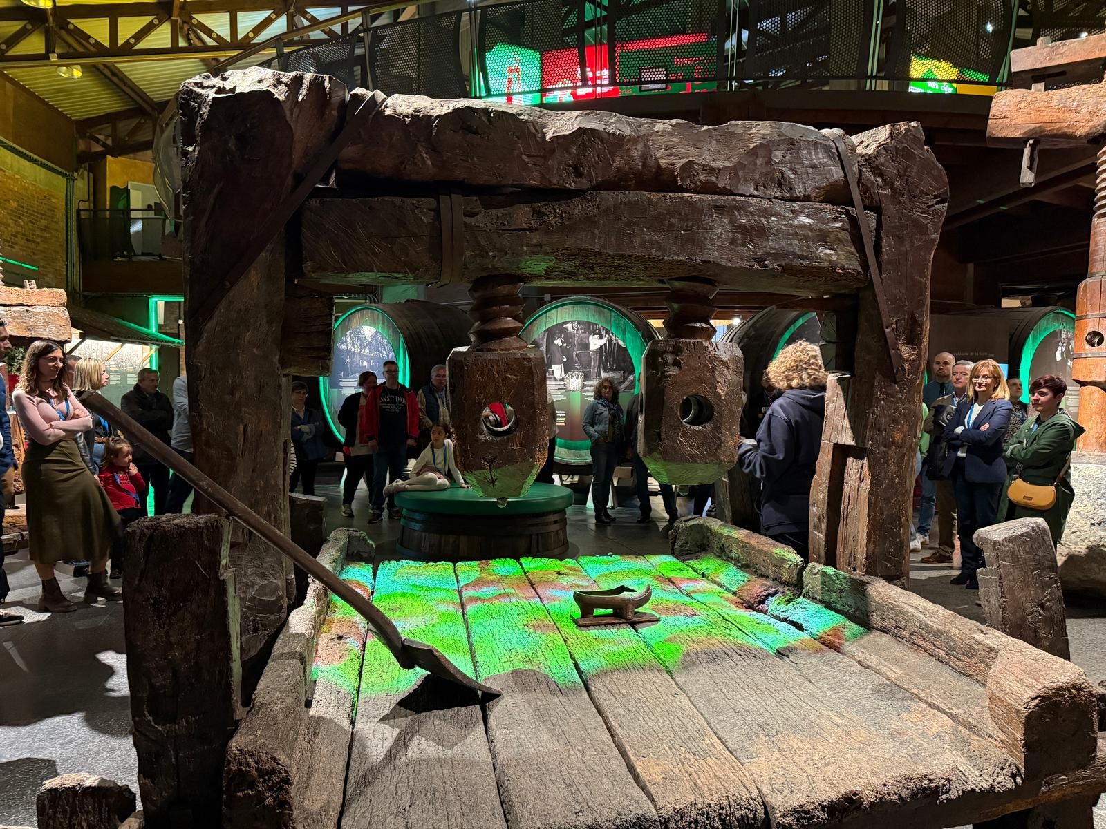 La Semana de la Floración del Manzano concluye con una visita al 'Sancta Sanctorum' de la cultura sidrera asturiana