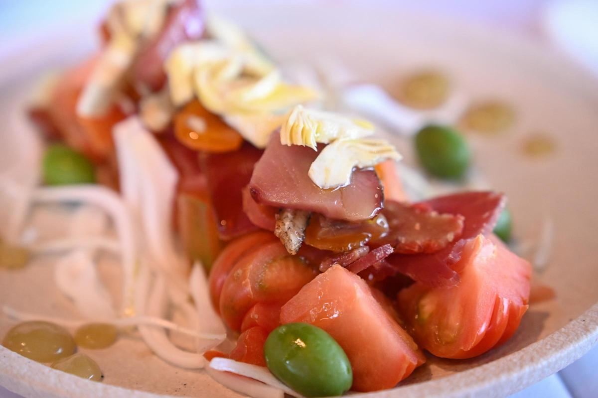 Ensalada de tomate Raf con salazones curados en casa, anchoa y alcachofa.