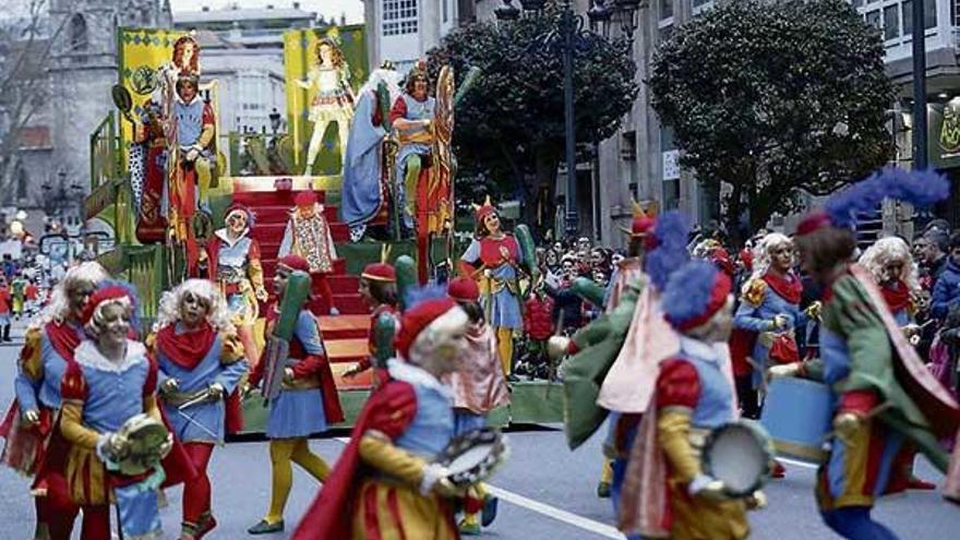 Desfile de comparsas del año pasado.  // J. Lores / Iñaki Osorio