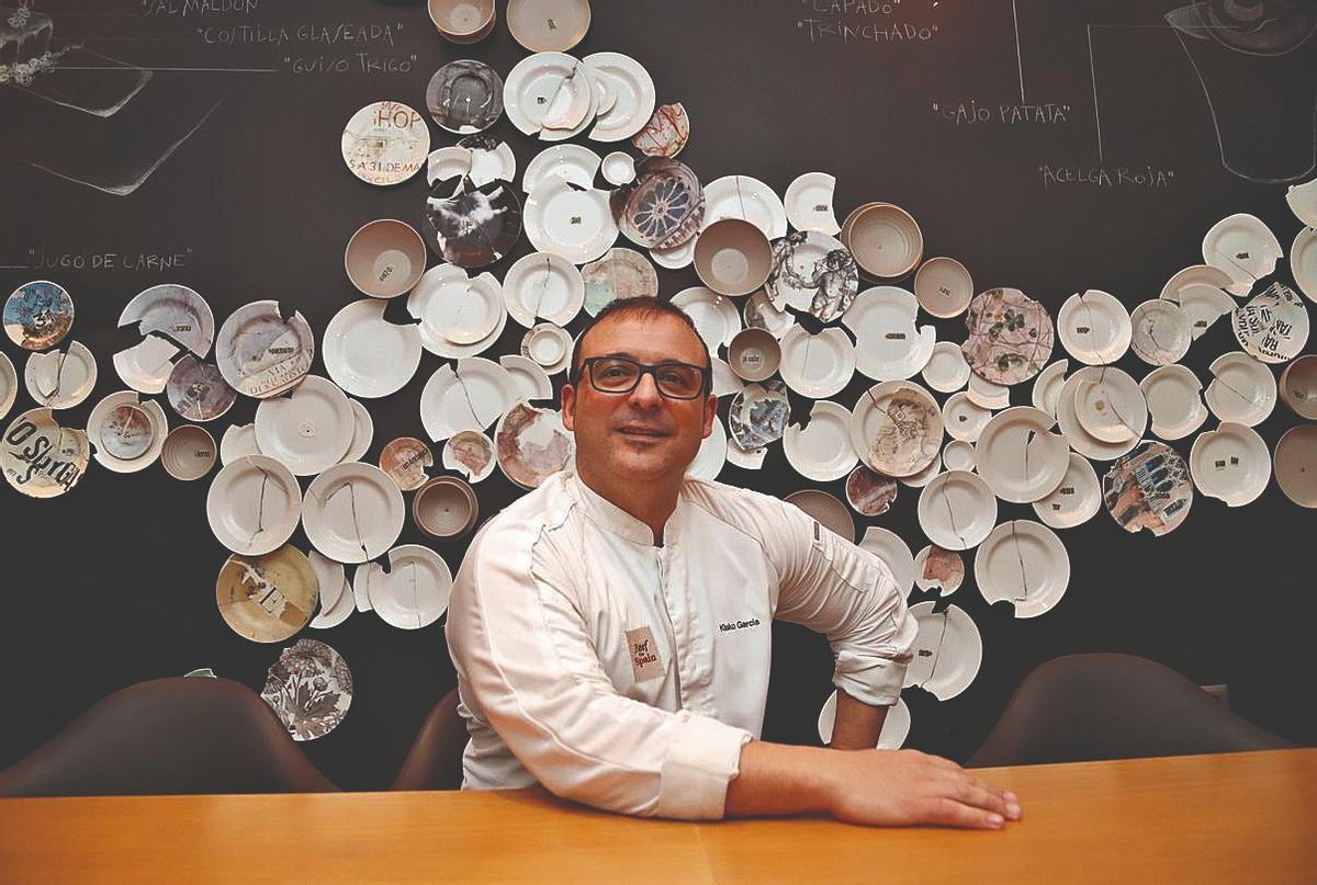 El cocinero cordobés, Kisko García, posa en uno de los bellos rincones de su restaurante Choco.