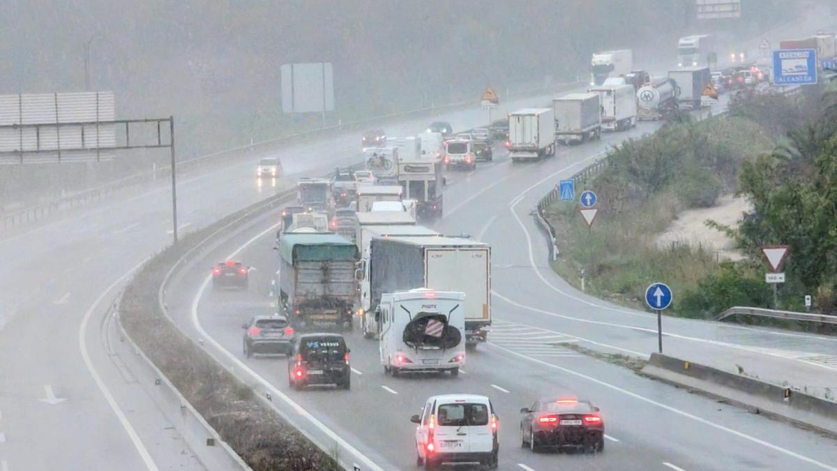 Largas retenciones por un accidente en la A-7 a la altura del puerto de Cárcer.