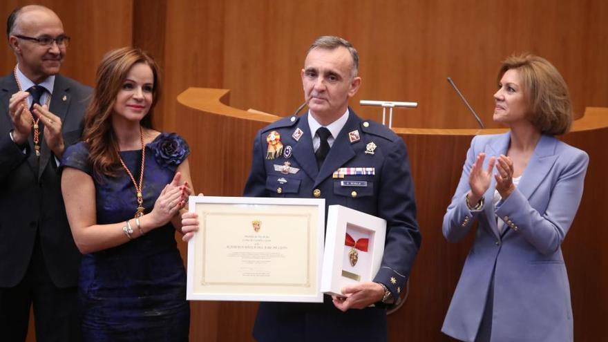 Momento de la entrega de la Medalla de Oro a la Academia Básica del Aire.