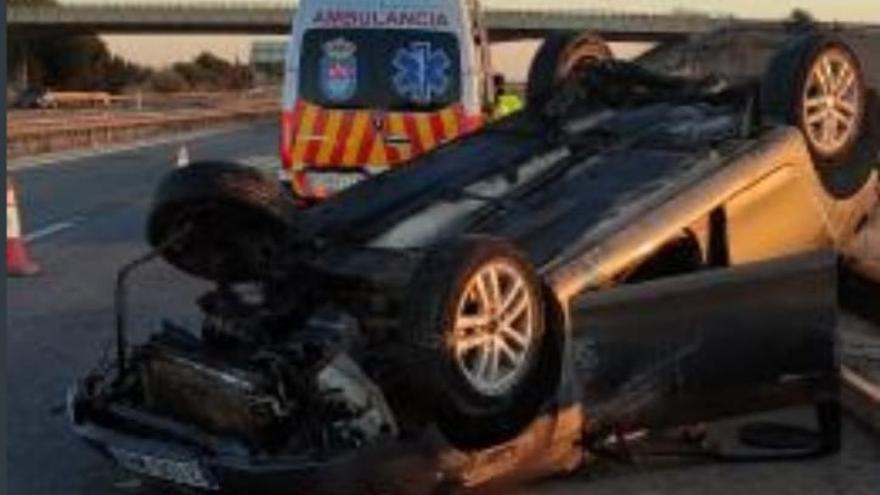 Cuatro jóvenes heridos al volcar su coche sobre la mediana de la A-7 en Los Alcázares