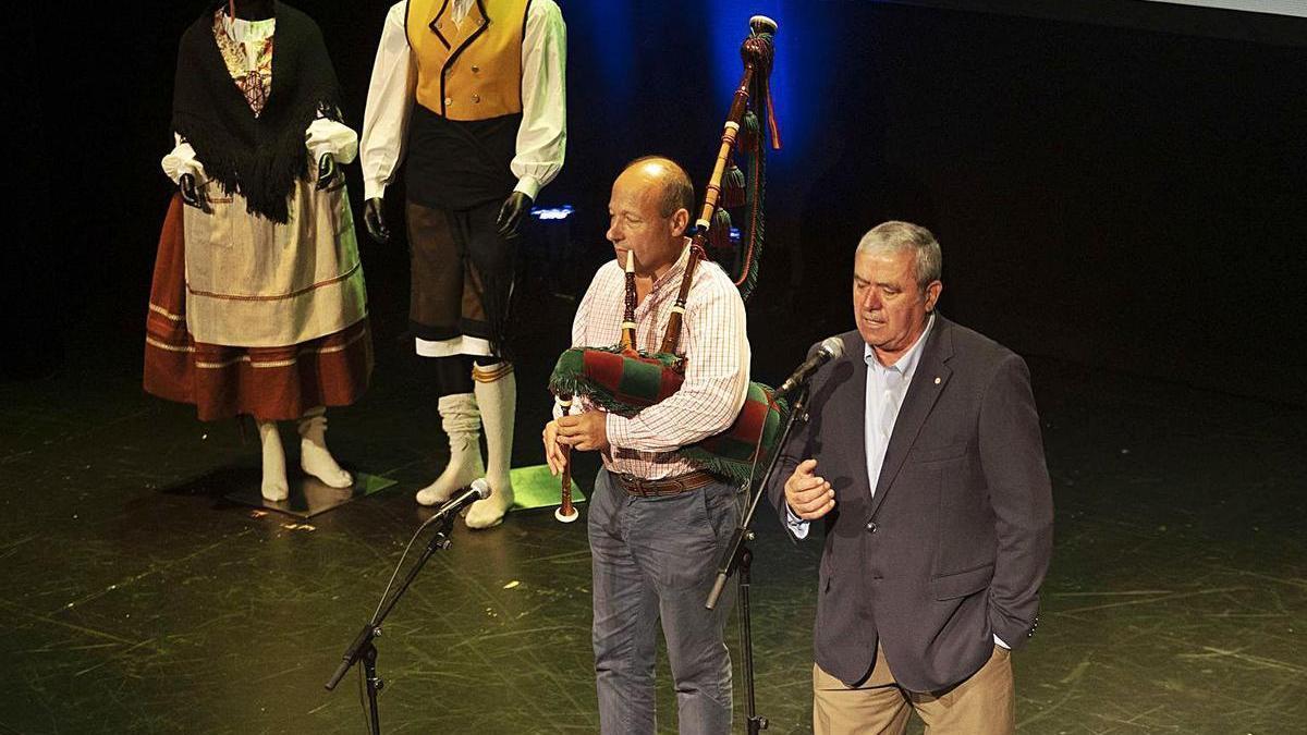 Vicente Prado, “El Praviano”, con Juan José Patallo, y dos maniquíes con los trajes tradicionales de faena a un lado del escenario. | Miki López