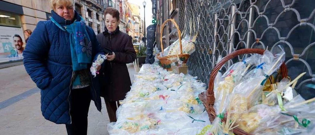 Mari Luz González Álvarez y Ana María Varela, ayer, en La Fruta.