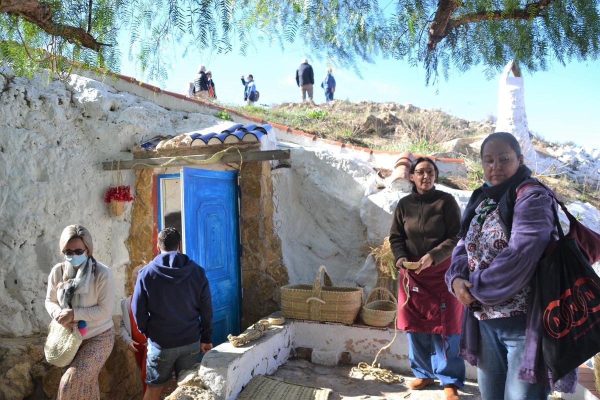 Encuentro de artistas y artesanos en las cuevas del Rodeo