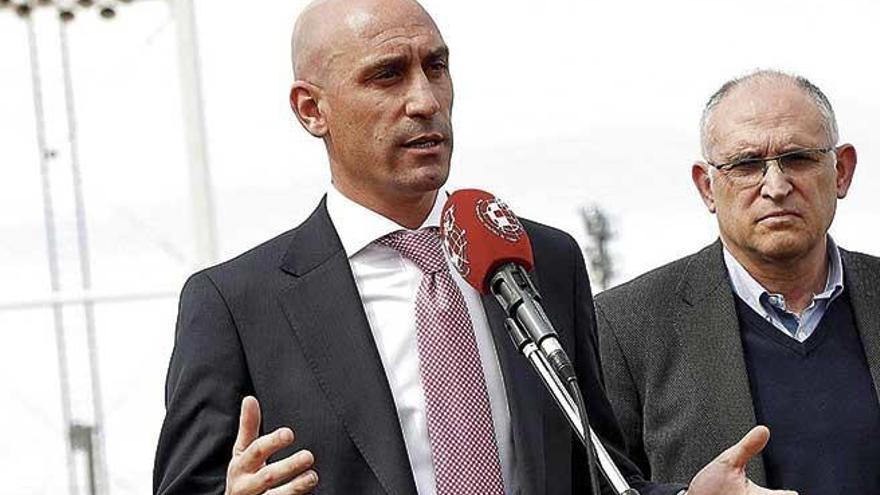 El presidente de la Federación Española, Luis Rubiales, ayer tras anunciar el parón.