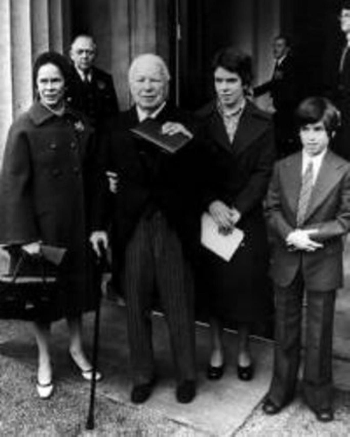 Oona i Charles Chaplin, amb els seus fills Jane i Christopher. Oona i Charles Chaplin, amb els seus fills Jane i Christopher.