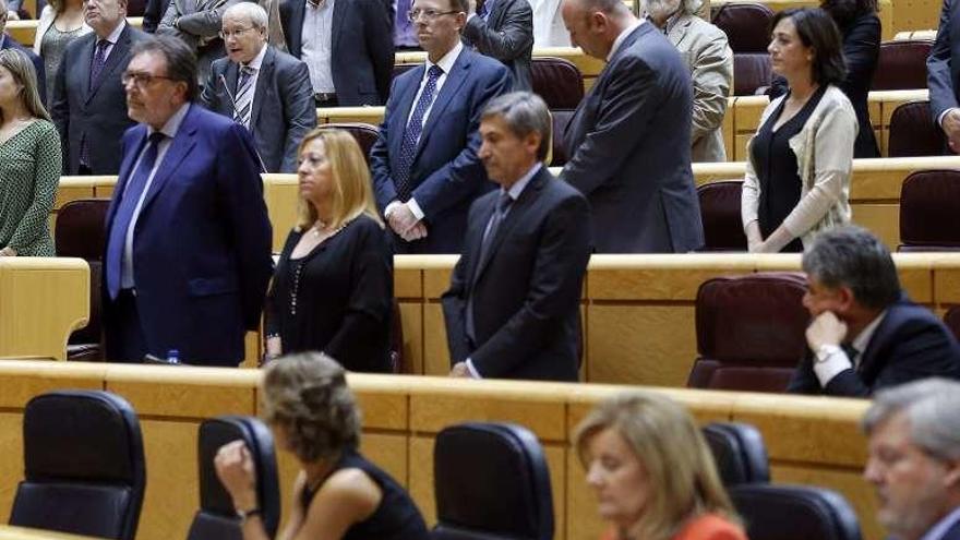 Senadores de la oposición protestan puestos en pie contra Rajoy.