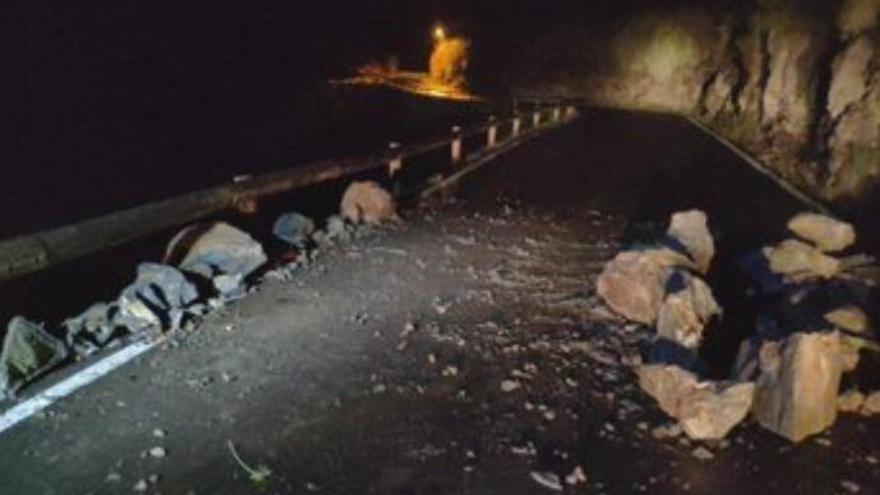 Desprendimientos en la carretera de María Jiménez.