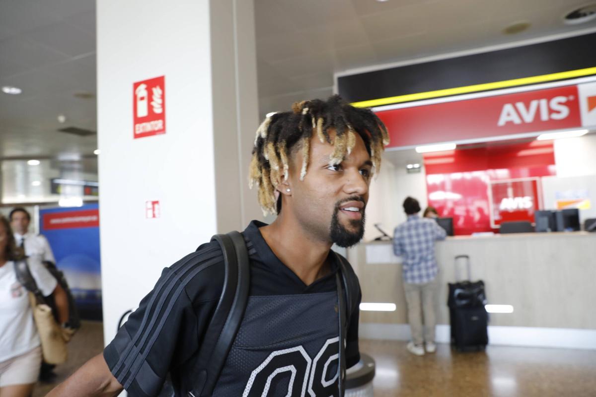 EN IMÁGENES: La llegada de Konrad de la Fuente, nuevo fichaje del Sporting de Gijón, a Asturias EN IMÁGENES: La llegada de Konrad de la Fuente, nuevo fichaje del Sporting de Gijón, a Asturias