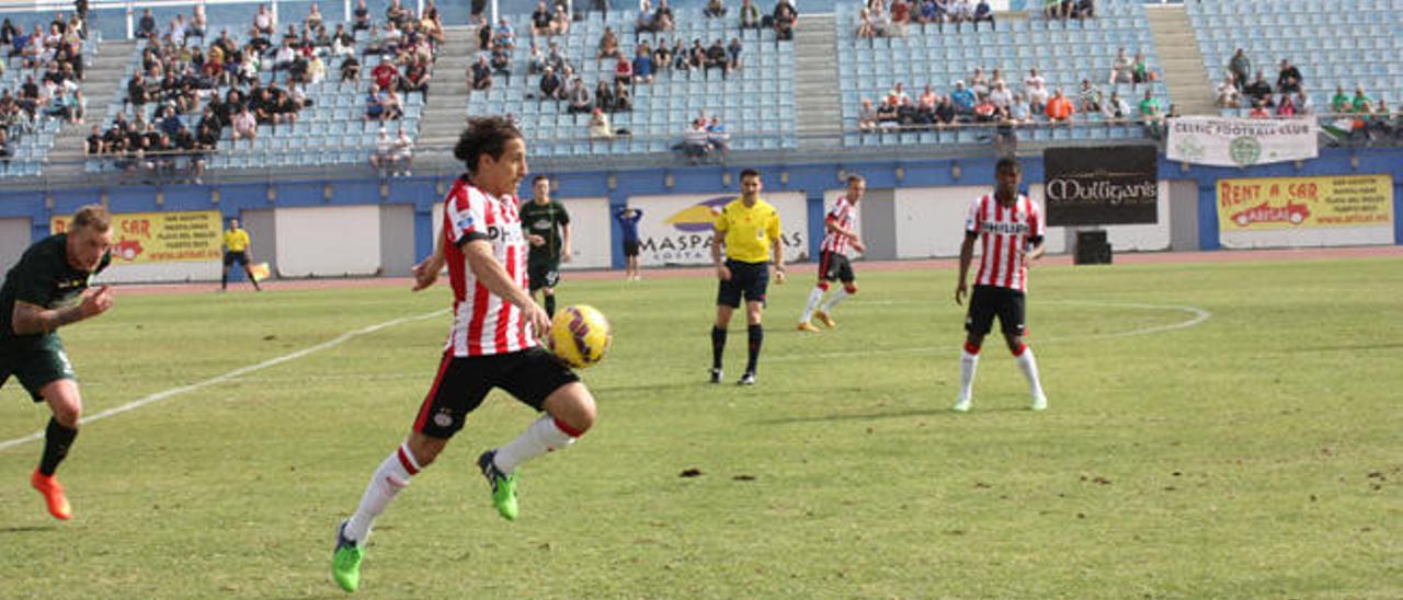 El centrocampista mexicano Andrés Guardado (PSV) controla el esférico.