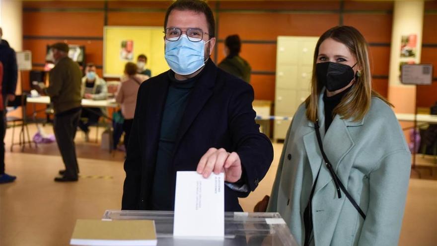 Pere Aragonès vota en un colegio de Pineda de Mar