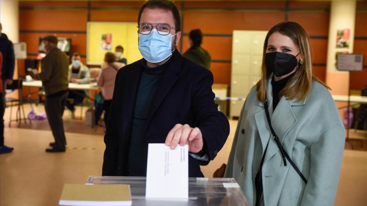 ELECCIONES 14 02 2021 PERE ARAGONES VOTANDO FOTO Esquerra Republicana   Marc Puig