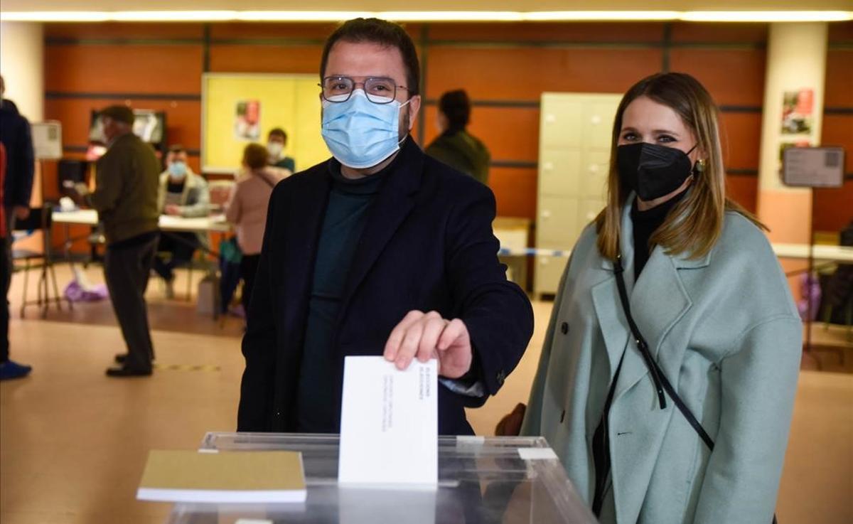 Pere Aragonès vota en un colegio de Pineda de Mar.