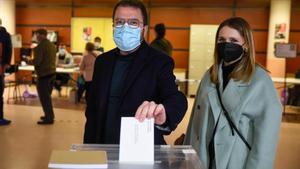 Pere Aragonès vota en un colegio de Pineda de Mar.