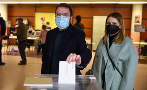 Pere Aragonès vota en un colegio de Pineda de Mar.