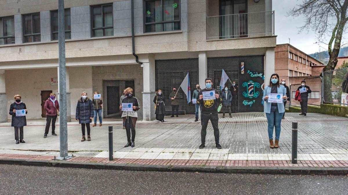 Nacionalistas de Moaña con carteles de la campaña.