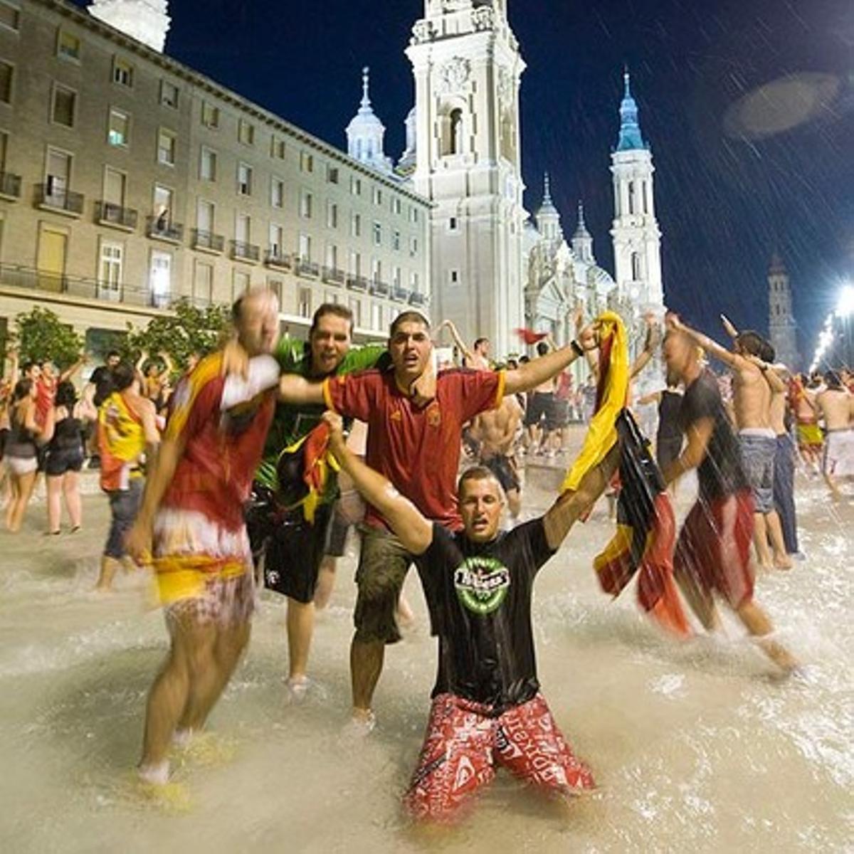 La plaça del Pilar de Saragossa va ser una festa després de la victòria de l’equip de Del Bosque.