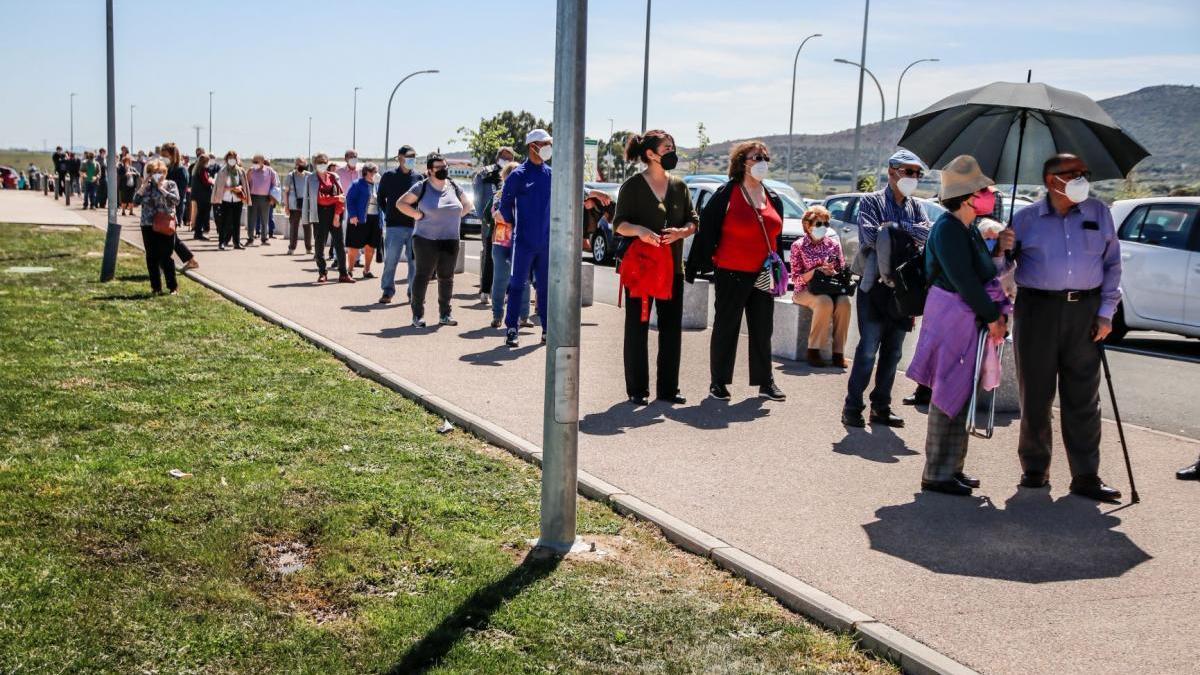 Largas colas al sol a la espera de ser vacunados en el Universitario de Cáceres