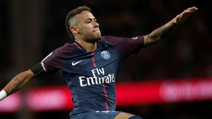 Neymar fichó por el PSG hasta el 2022