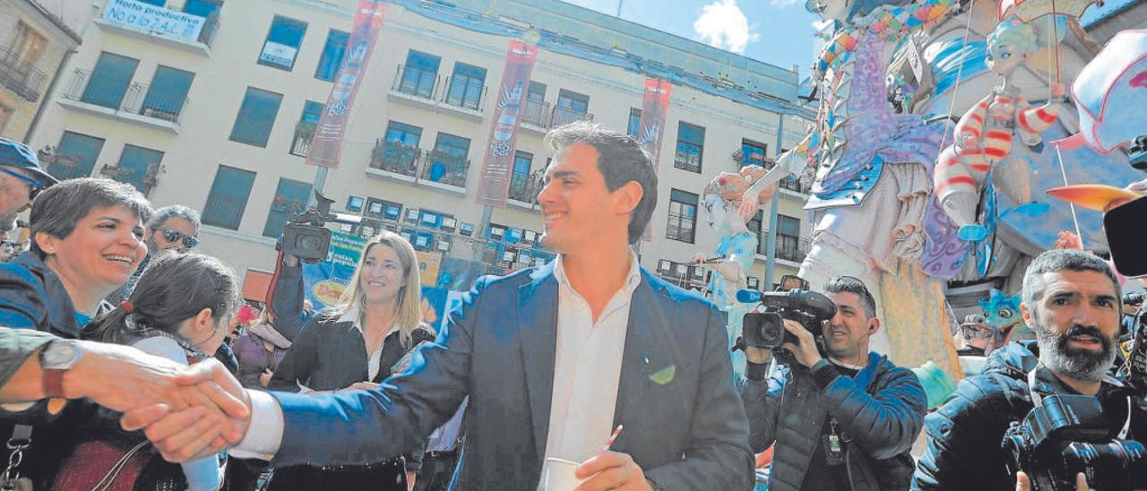 Albert Rivera ayer en su visita a la falla El Pilar, en València, saludando a los turistas y visitantes