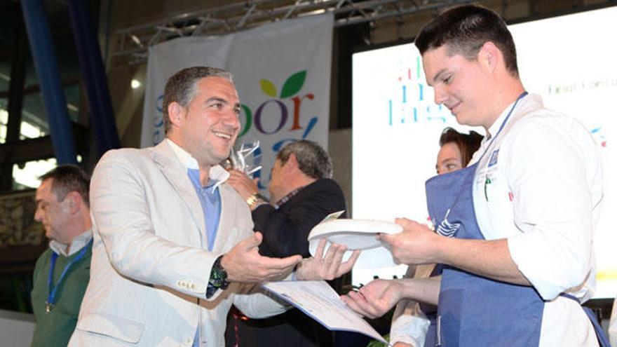 Elías Bendodo entrega uno de los premios del concurso Joven Chef.