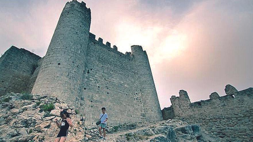 El castillo y al casco urbano de la localidad forman parte de su patrimonio histórico.