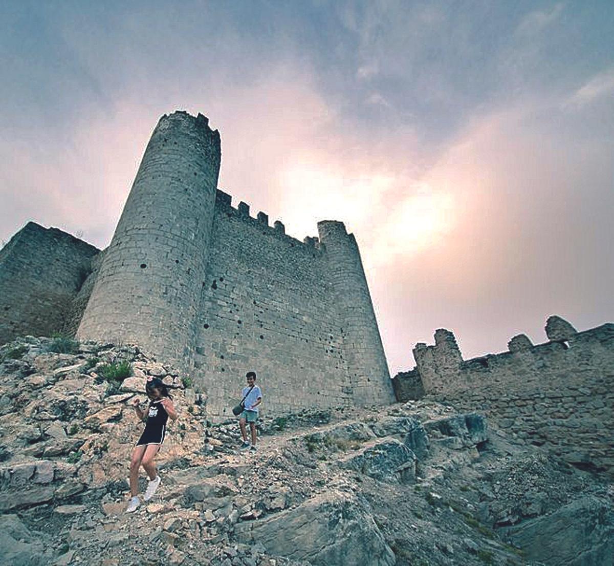 El castillo y al casco urbano de la localidad forman parte de su patrimonio histórico.