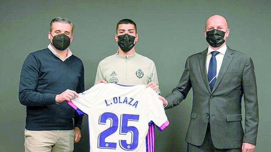 Lucas Olaza posa junto a dos dirigentes del Valladolid con la camiseta que lucirá hasta final de temporada. |  // RVCF